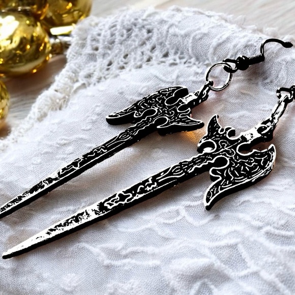 Stylish silver toned axe earrings with detailed design. Perfect for a DND player - Picture 5 of 15